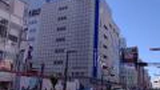 上野駅か徒歩5分程度の場所にある百貨店