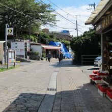 平和通りと桜坂中通りが交差する通りから