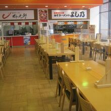 時短・休業店舗が並ぶフードコート客席は人影見られず…。