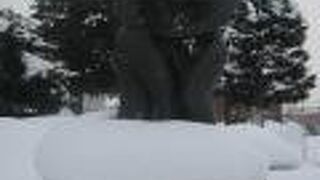 冬の三人像の様子