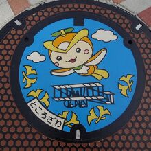 店舗前のデザインマンホール蓋