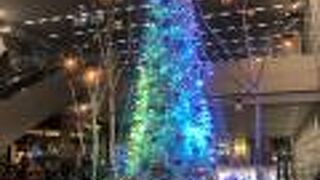 おしゃれなショッピング・オフィスビル