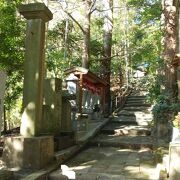 木々に覆われ閑静な場所にある寺院