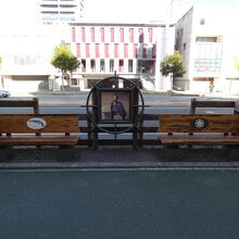 坂本龍馬誕生の地前のベンチ