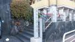 稲取港を臨む境内をもつ寺院