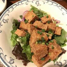 島豆腐のガーリック揚げ（タイムサービスで３２０円）。 