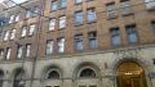 全景を納めるのが困難なほど大きなビルです