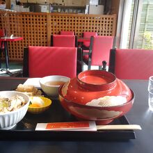 庭園を見ながらゆったりと食事できる。