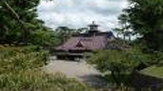 内部は歴史展示と再建プロジェクトの展示がいっぱい。