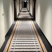 廊下は線路のデザイン。