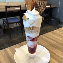 フルーツパフェは税サ込で￥１０８９