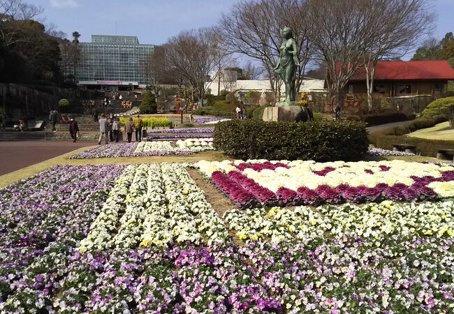 世界中の草花を集めた広い植物園。ゆっくりとくつろげる。