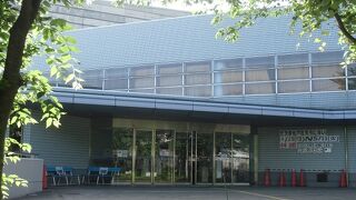 区立の室内プールなのに、流れるプールやウォータースライダーがあります