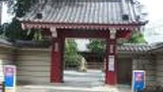 朱塗りの山門が目印で、通称赤門寺