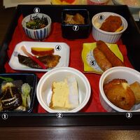 朝食のオリジナル重箱膳。