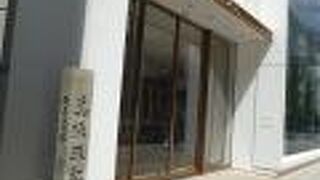 ミキモト真珠店の前にあります。