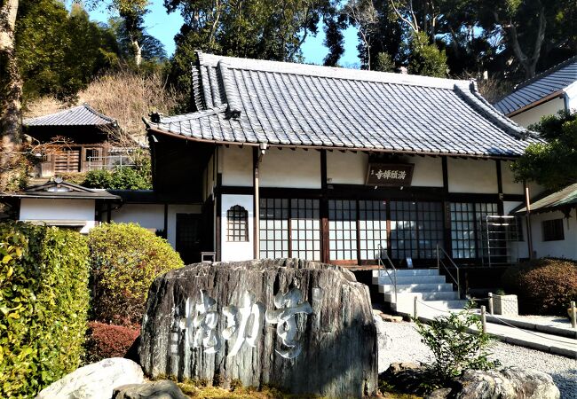 佐原義連(鎌倉時代初期の武将)を開基/廟所とした満願寺