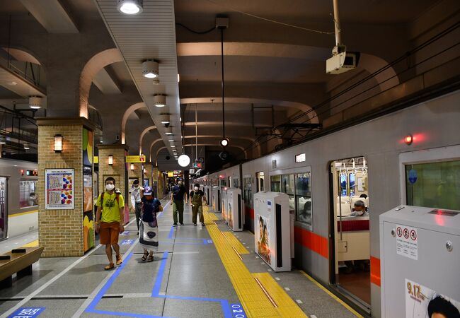 阪神、阪急、地下鉄、西日本旅客鉄道の駅が集中する三宮