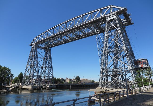 ボカ地区にある、世界に現存する数少ない運搬橋のひとつ