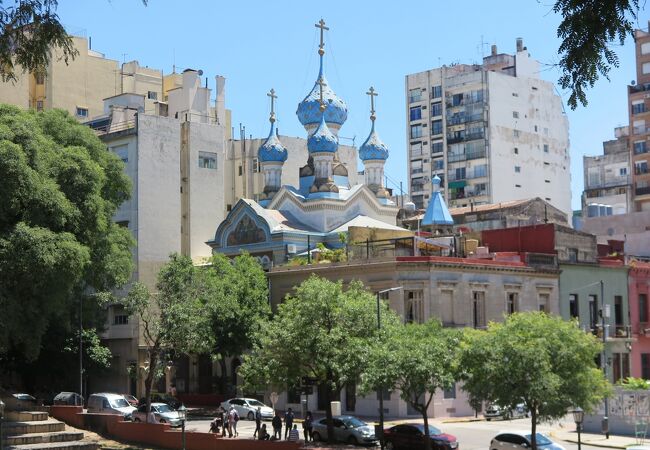 ブエノスアイレスにあるロシア正教会。青い玉ねぎ型の屋根が特徴