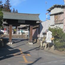 駅から約100ｍの場所にある中門（総門）