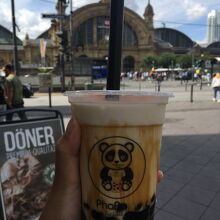 タピオカの背景にあるのがフランクフルト中央駅