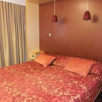 ベッドも大き過ぎるくらいのゆったりサイズ。硬さもちょうど良い