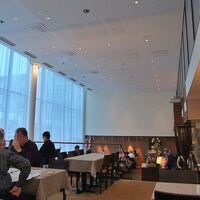 高さのある大きな窓で、明るく清潔感があります。