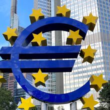 とにかく大きなEuro マークが特徴的です