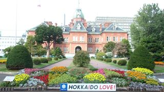 庭園に建つその姿は、現代でも通用する美しさ。