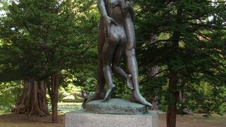 北海道に寄贈した製作者が、除幕式前にお亡くなりになったという彫刻家本郷新の最晩年のブロンズ像