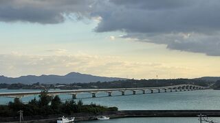 きれいな海にかかる橋