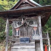 白虎隊で知られる飯盛山の厳島神社。小振りながらいろんな謂れがあります。