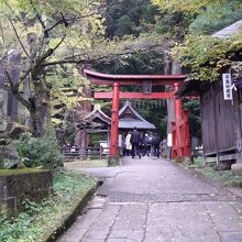 鳥居奥が厳島神社。周辺には子育て地蔵尊などもあります。