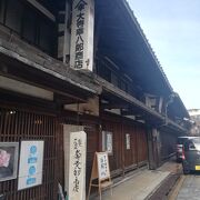 鋳物が所狭しと並ぶ店舗