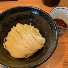 辛味大根入りのつゆを添えた「つけめん」