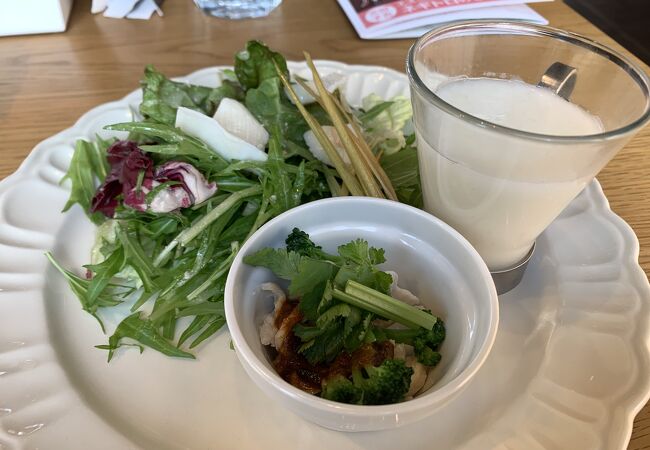 大きな窓で開放感たっぷりな落ち着くカフェ