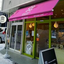 ピンクの軒先テントが可愛らしいお店