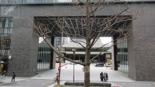 前のビルが鳥居に