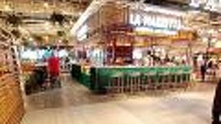 大きなカウンターが目印のイタリアン・バール