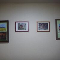 廊下に飾られている絵画たち。