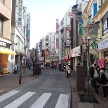 錦通りの中央あたり。多様な店が並ぶ