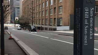 ビルに挟まれた坂