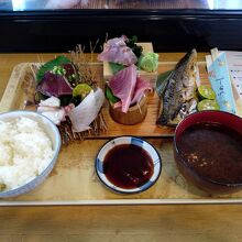 刺身とトロさば塩焼きの定食1300円でした。
