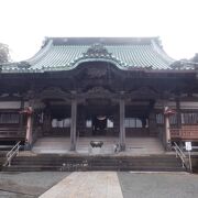 江ノ島駅の裏側の静かな寺院でした。