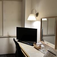 部屋の広さ割にテレビが大きい