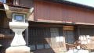 大きな秋葉灯籠が目印、小松楼