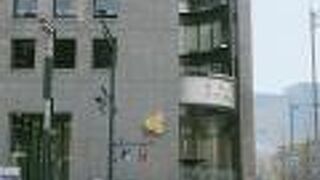 地上に出る階段の踊り場には日比谷マリンビルへの入り口が有り、特に地下1階のピアノ店に目は惹かれます