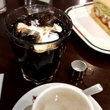 アイスコーヒーは、単に氷入りのグラスに注ぐだけ