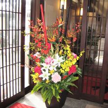 玄関を入った所には花々